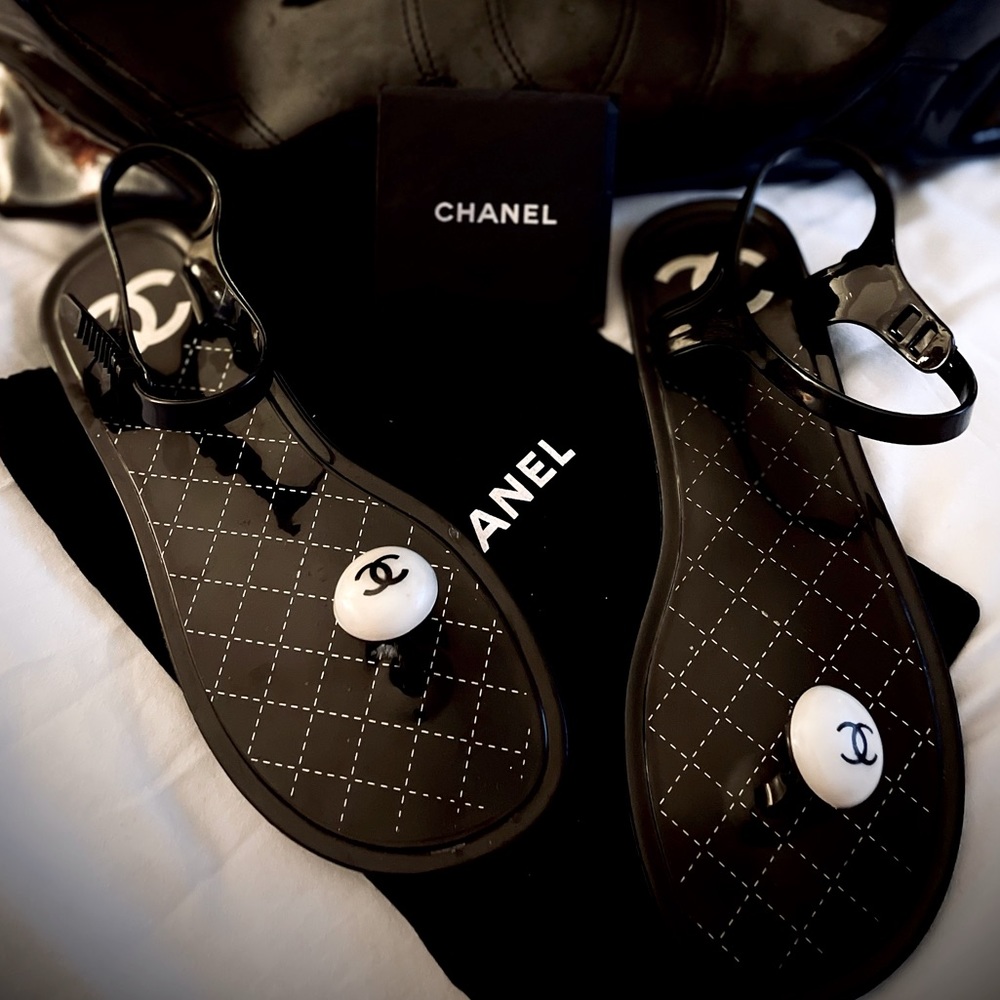 ⛔️SOLD⛔️Chanel CC Logo Pearl Jelly PVC Thong Sandals